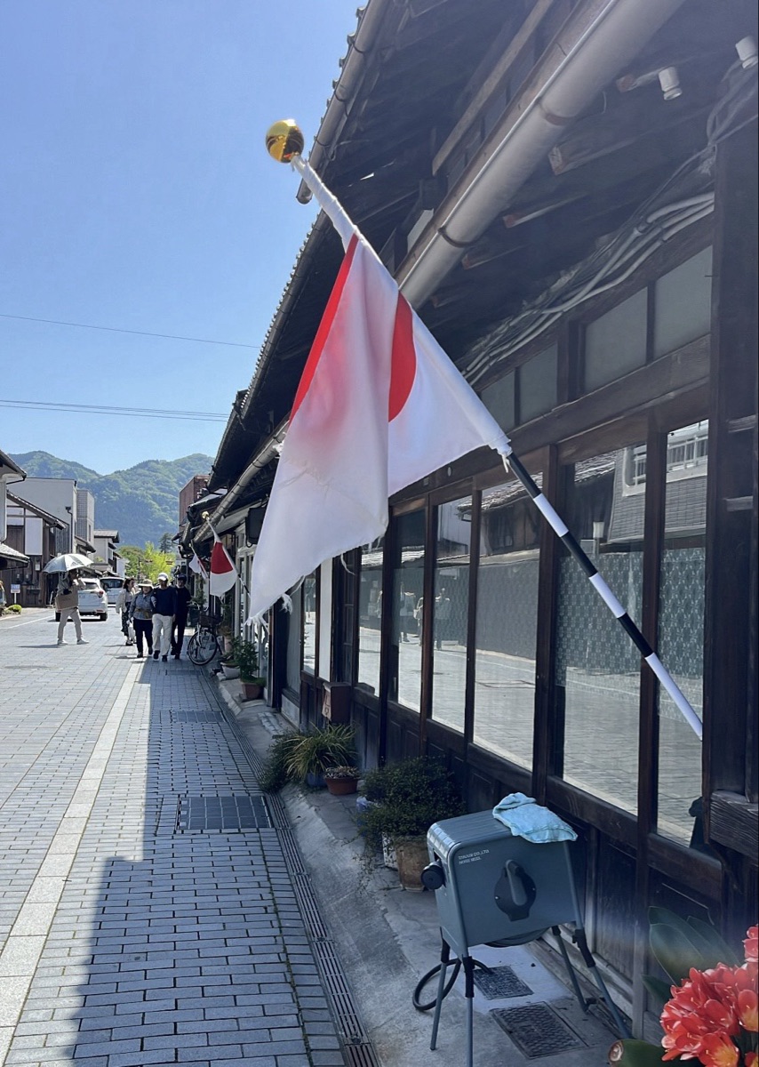 日本国旗がはためく。